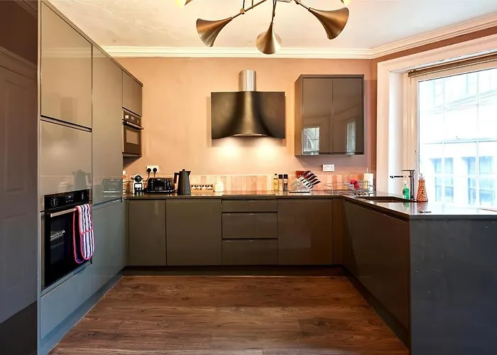 3 Bedroom - Historic Old Town *