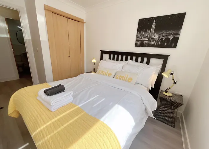 Quiet 2 Bedrooms And 2 Bathrooms With Free Parking Appartamento