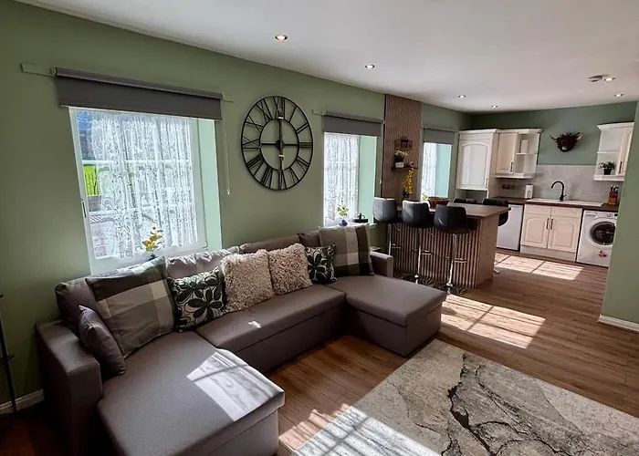 The Wheel House - Private Front Door And Free Parking Apartment