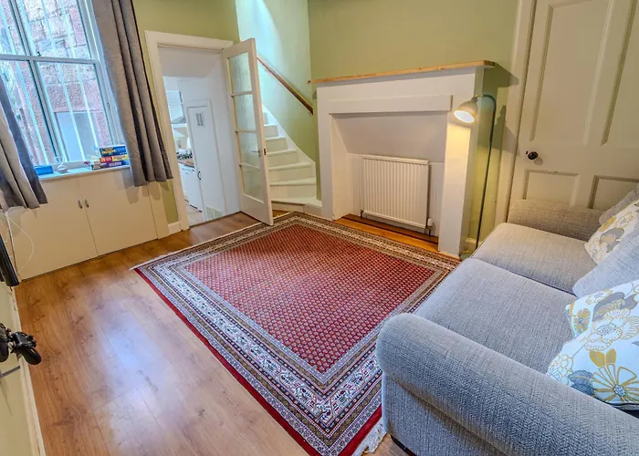 Victorian Charm - Lush Garden, Shops And Parking