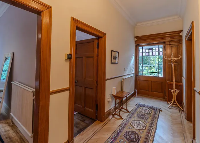 Victorian Charm - Lush Garden, Shops And Parking Apartmán *