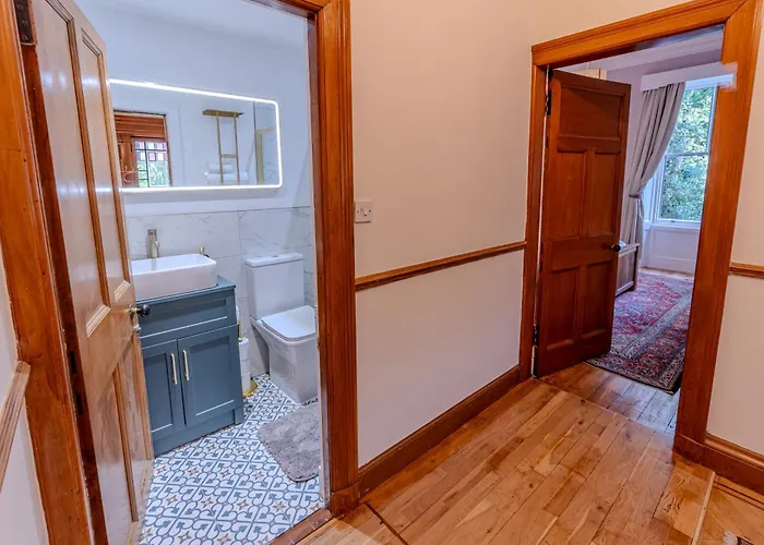 Apartmán Victorian Charm - Lush Garden, Shops And Parking *