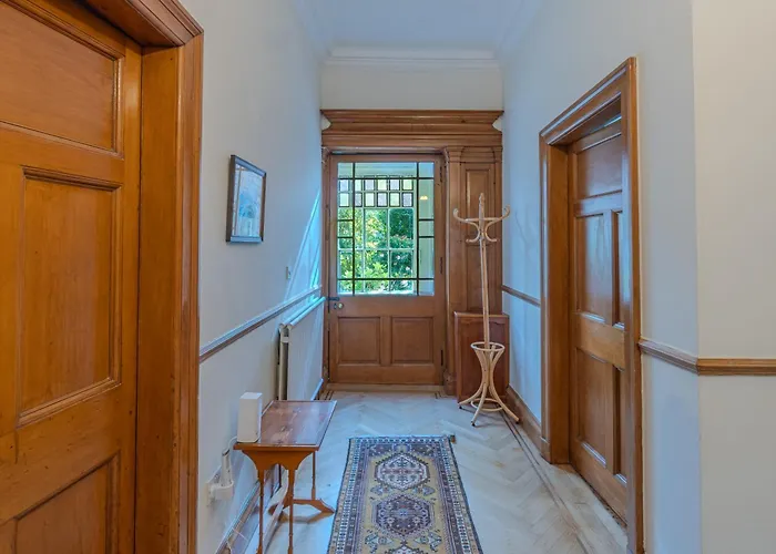 Victorian Charm - Lush Garden, Shops And Parking