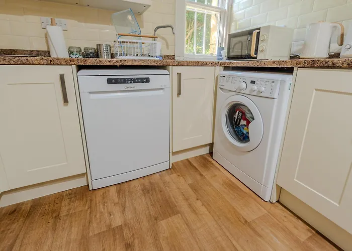 Victorian Charm - Lush Garden, Shops And Parking