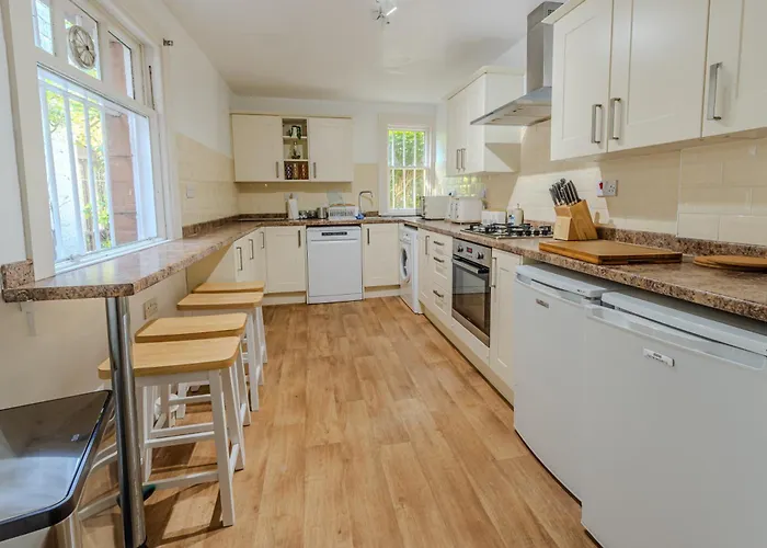 Victorian Charm - Lush Garden, Shops And Parking Lejlighed *