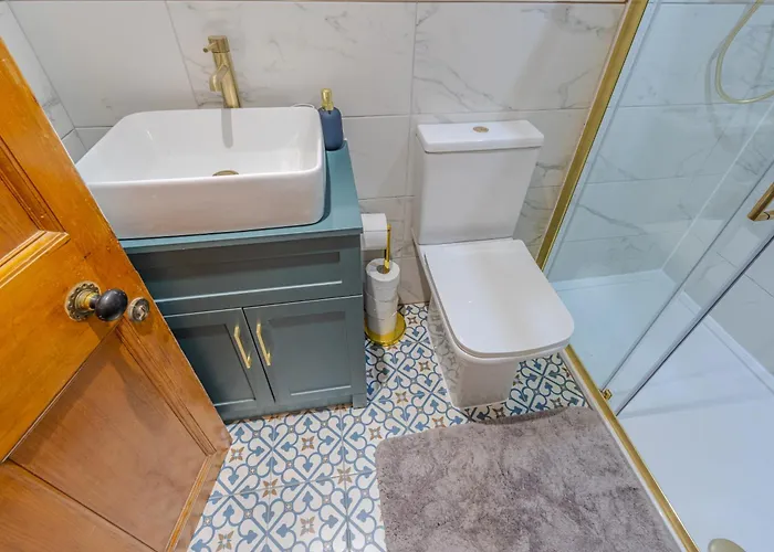 Victorian Charm - Lush Garden, Shops And Parking *