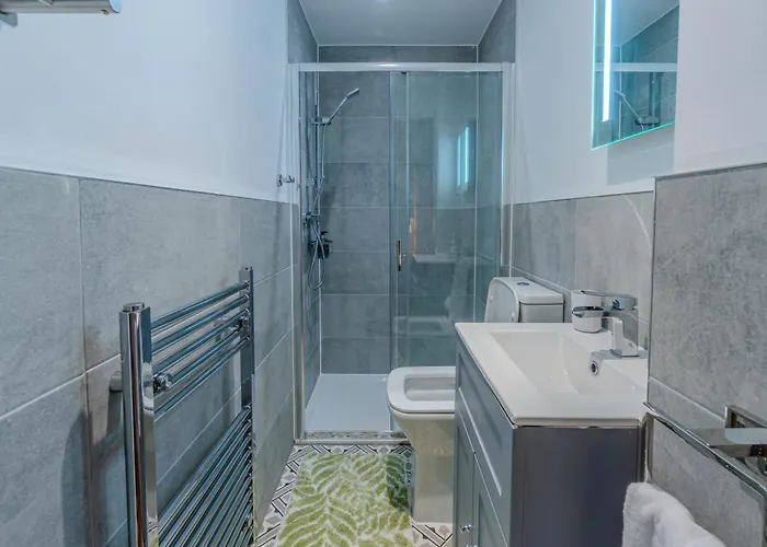 Victorian Charm - Lush Garden, Shops And Parking *