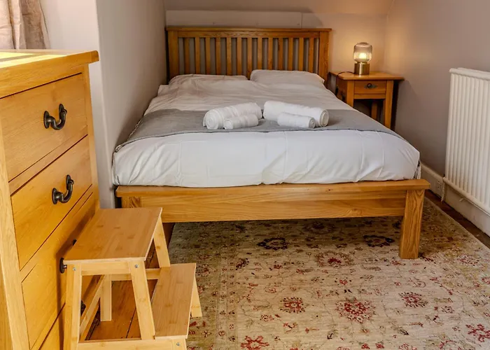 Victorian Charm - Lush Garden, Shops And Parking Apartmán *