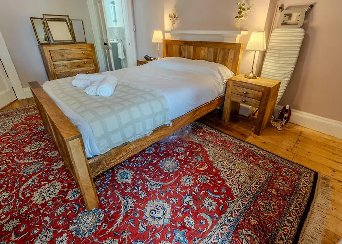 Victorian Charm - Lush Garden, Shops And Parking