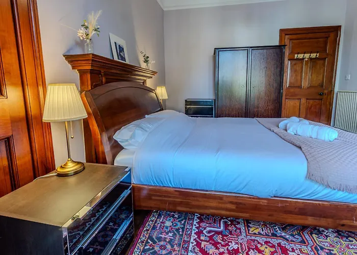 Apartmán Victorian Charm - Lush Garden, Shops And Parking