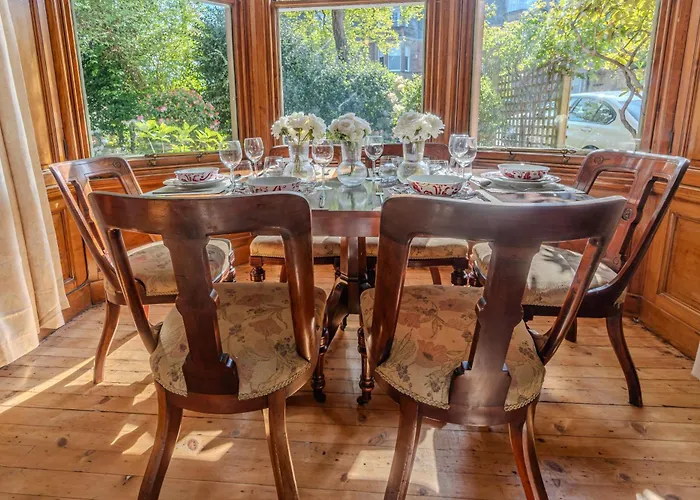 Victorian Charm - Lush Garden, Shops And Parking Apartmán *