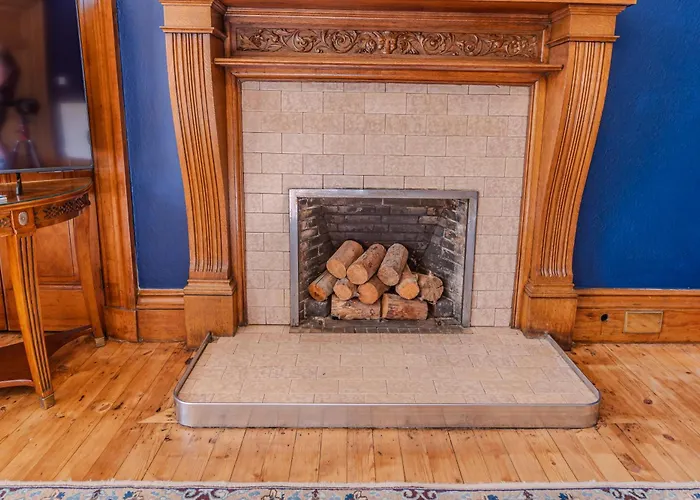 Victorian Charm - Lush Garden, Shops And Parking