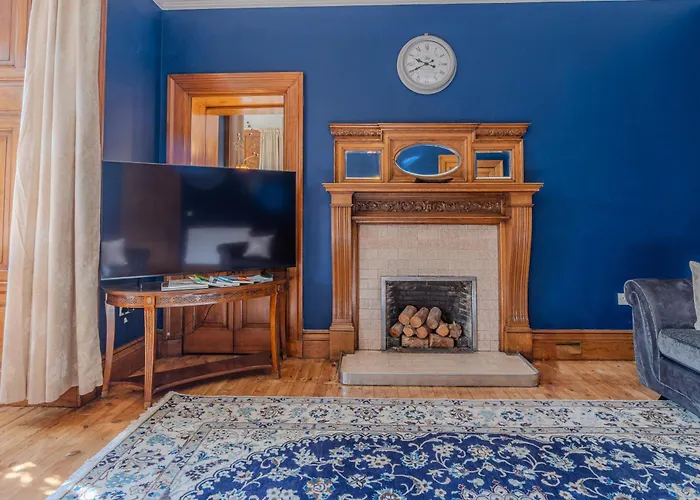 Apartmán Victorian Charm - Lush Garden, Shops And Parking