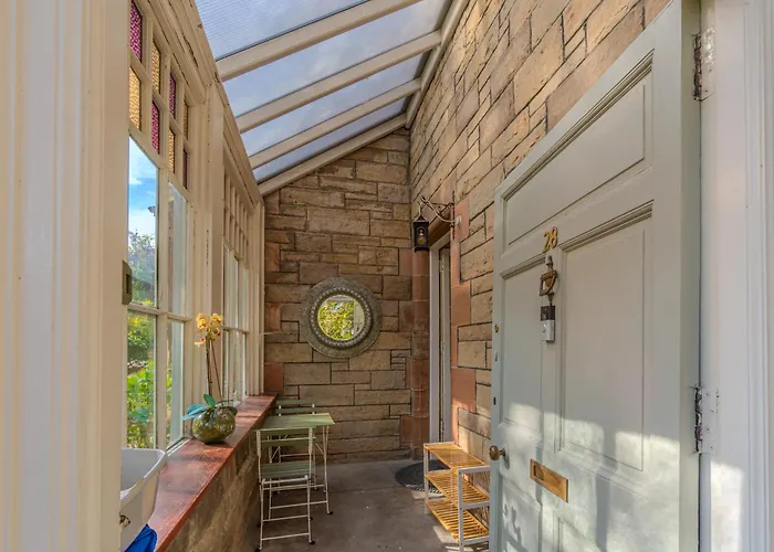 Victorian Charm - Lush Garden, Shops And Parking Apartmán *