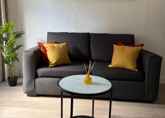 2 Bedroom Flat On Ground Floor In With Parking