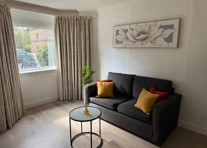 2 Bedroom Flat On Ground Floor In With Parking Daire Edinburgh