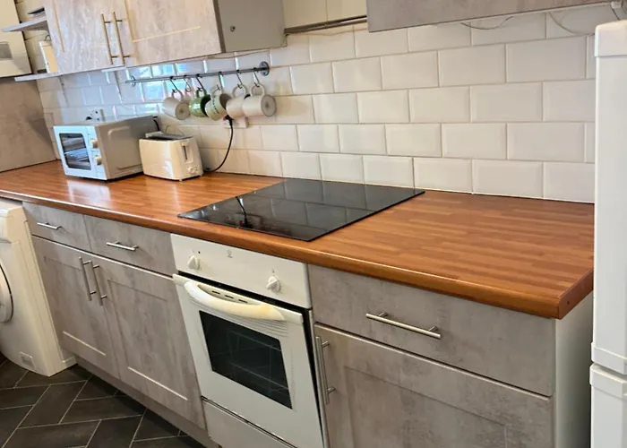 2 Bedroom Flat On Ground Floor In With Parking Daire