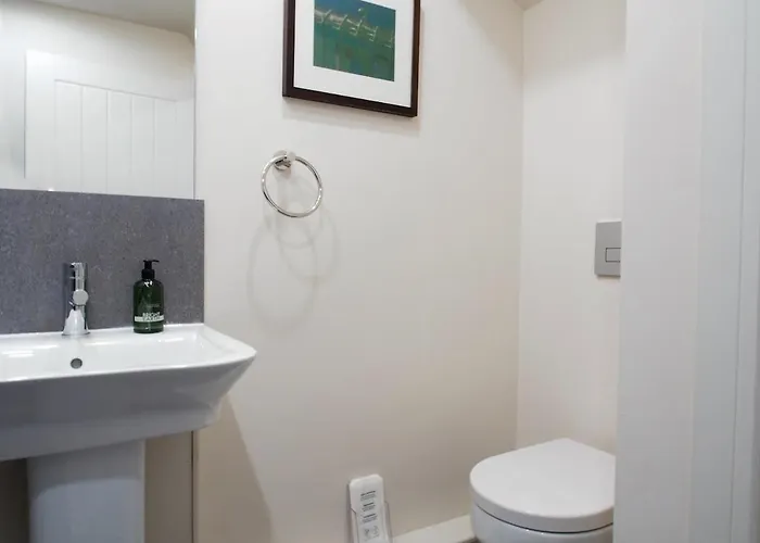 Bright & Airy Mezzanine Loft In - Flat 4, Elgin House דירה אדינבורו