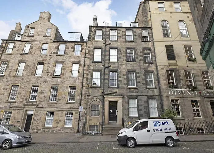 Joivy 3 Bed Flat In Old Town, Close To Grassmarket *