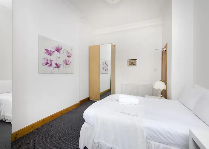 Joivy 3 Bed Flat In Old Town, Close To Grassmarket Edinburgh