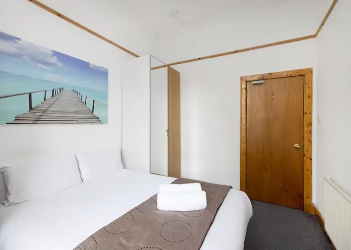 Joivy 3 Bed Flat In Old Town, Close To Grassmarket Edinburgh