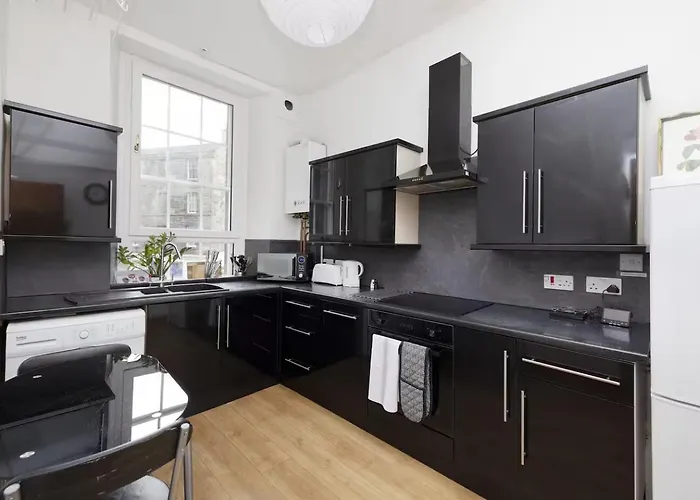 Joivy 3 Bed Flat In Old Town, Close To Grassmarket