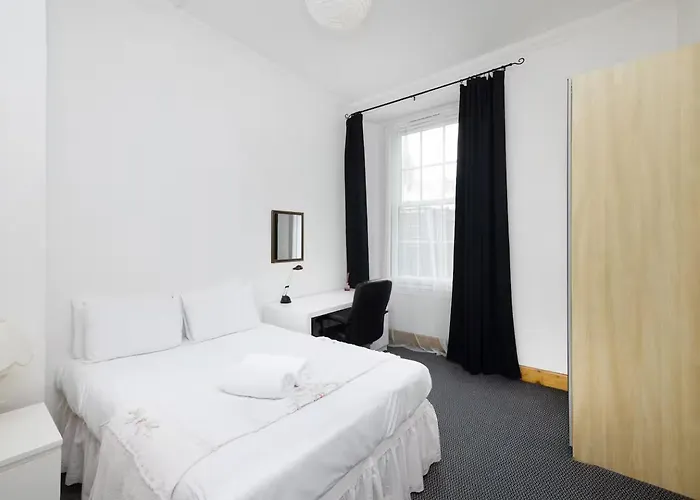 Joivy 3 Bed Flat In Old Town, Close To Grassmarket *