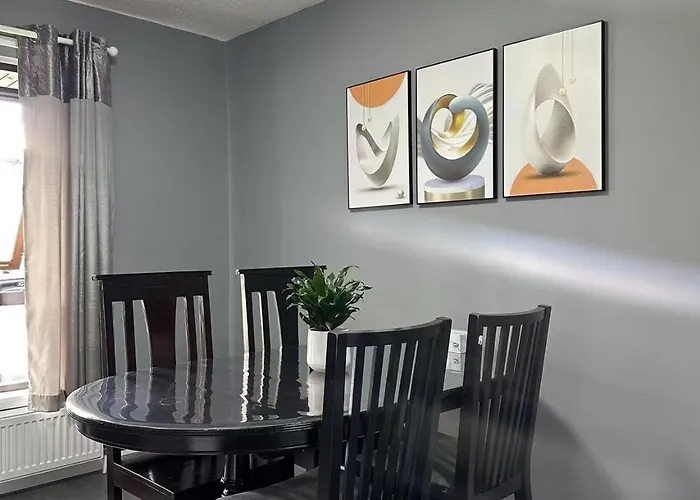 Two Bedroom Flat In Center With Free Parking * Эдинбург