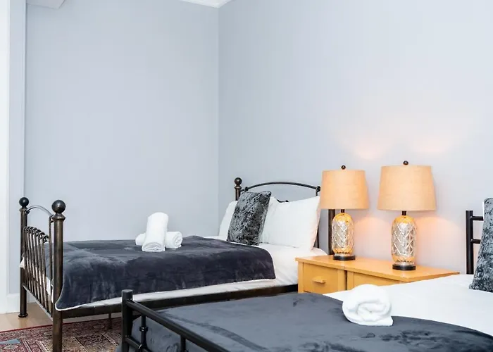 3br Next To Stadium Near Airport Sleeps 7 דירה