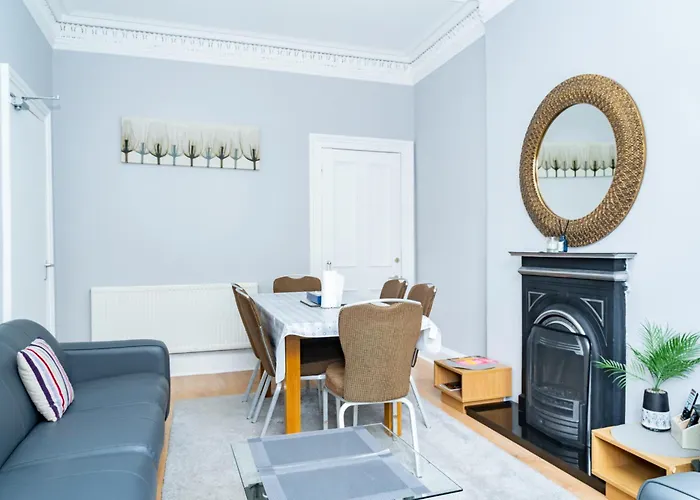 3br Next To Stadium Near Airport Sleeps 7 דירה אדינבורו