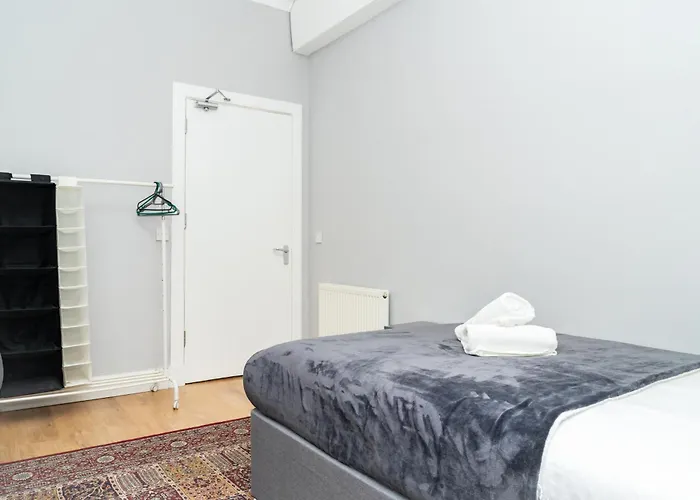 3br Next To Stadium Near Airport Sleeps 7 *