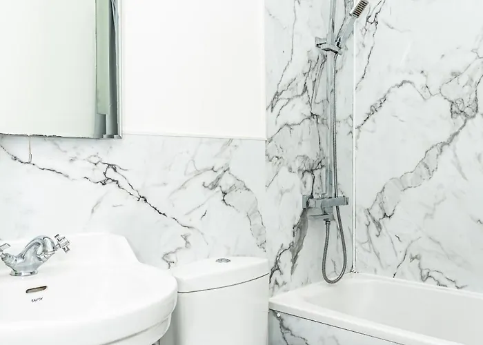 3br Next To Stadium Near Airport Sleeps 7 דירה *