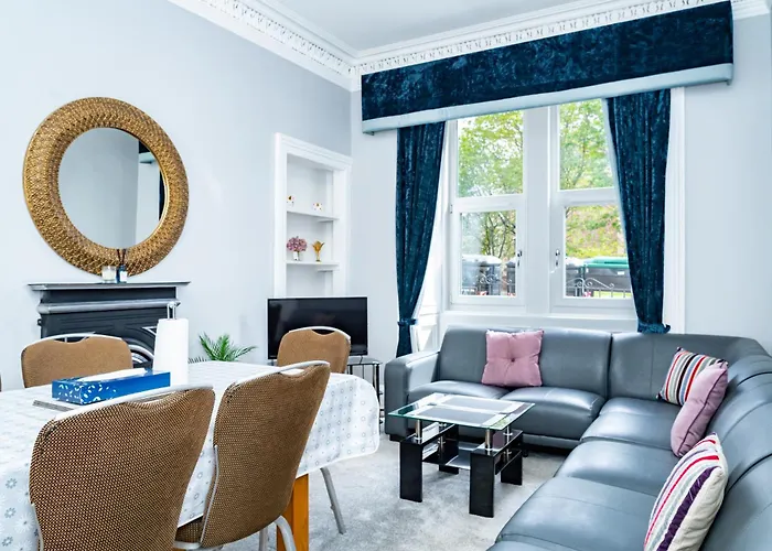 3br Next To Stadium Near Airport Sleeps 7 דירה