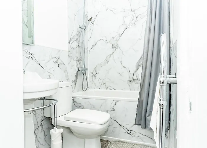 3br Next To Stadium Near Airport Sleeps 7 דירה *