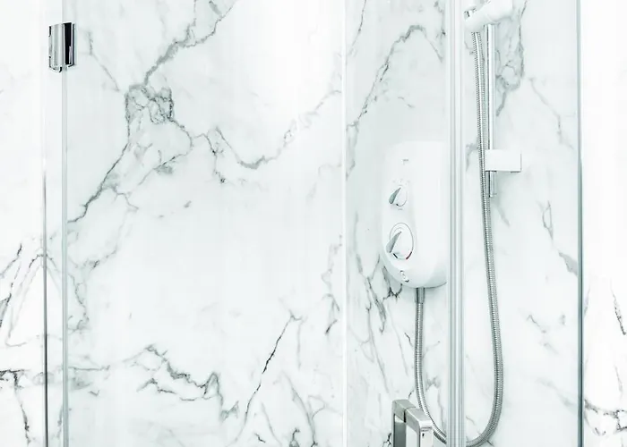 3br Next To Stadium Near Airport Sleeps 7 *