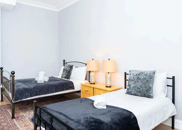 3br Next To Stadium Near Airport Sleeps 7 אדינבורו