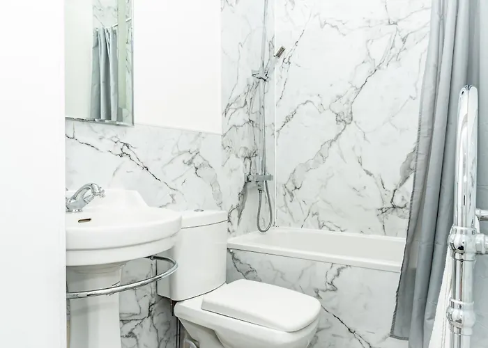 3br Next To Stadium Near Airport Sleeps 7 * אדינבורו