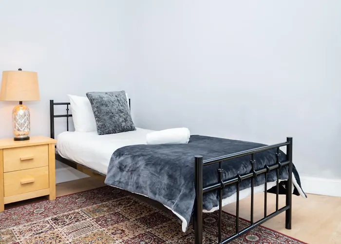 3br Next To Stadium Near Airport Sleeps 7 דירה