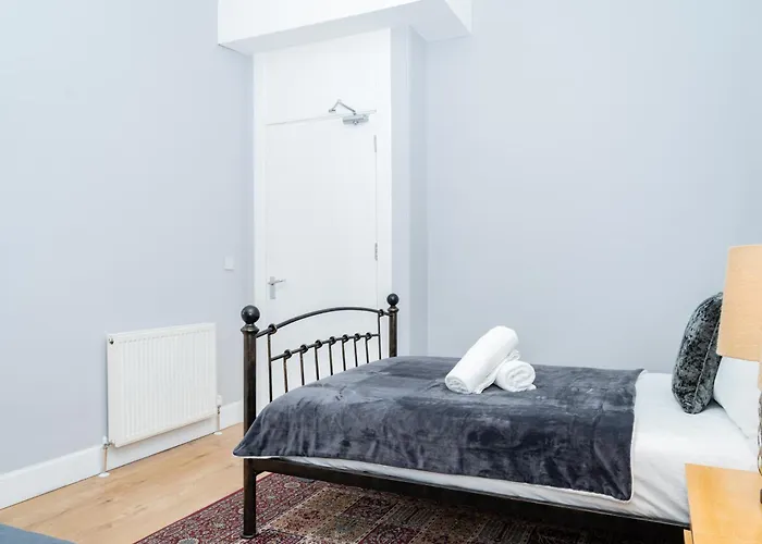 3br Next To Stadium Near Airport Sleeps 7 דירה *