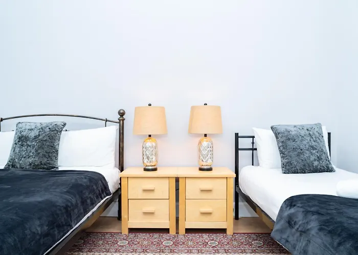 3br Next To Stadium Near Airport Sleeps 7 *