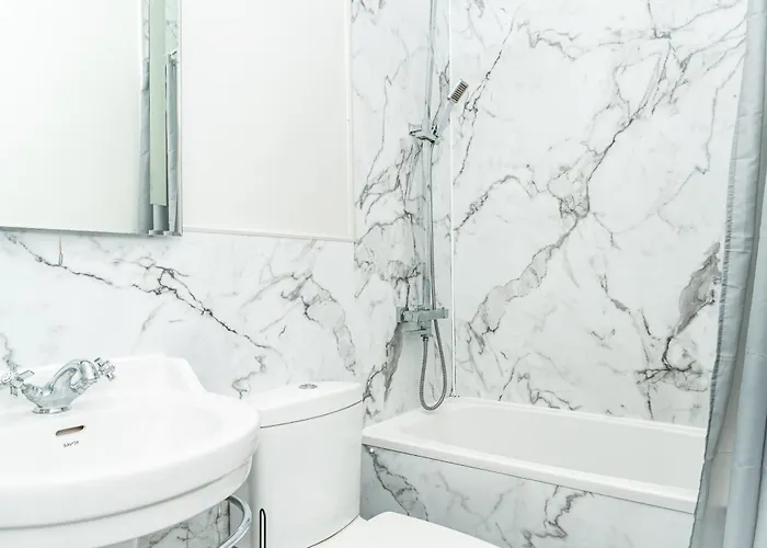 3br Next To Stadium Near Airport Sleeps 7 אדינבורו