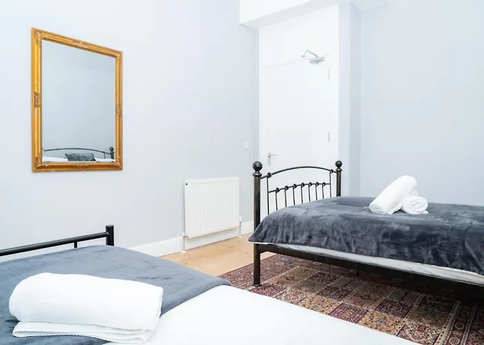 3br Next To Stadium Near Airport Sleeps 7 דירה