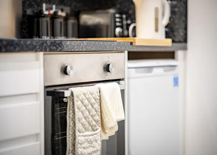 3br Next To Stadium Near Airport Sleeps 7 דירה