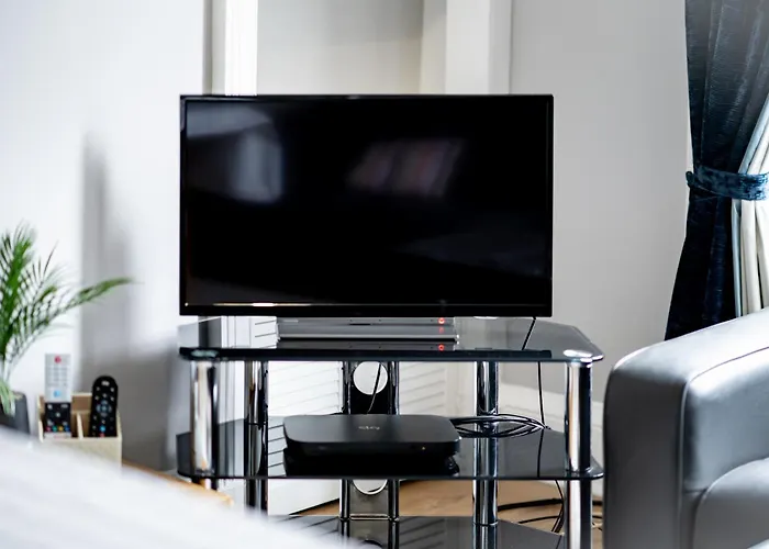 3br Next To Stadium Near Airport Sleeps 7 דירה *