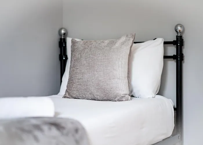 3br Next To Stadium Near Airport Sleeps 7