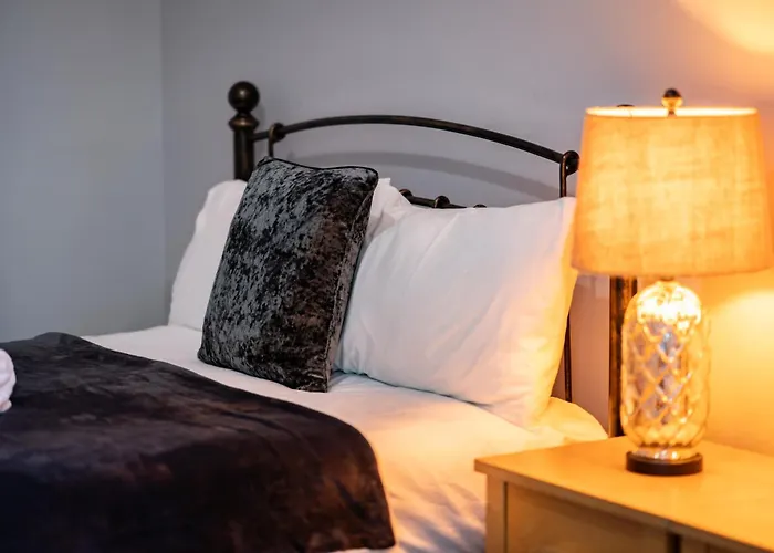 3br Next To Stadium Near Airport Sleeps 7 דירה