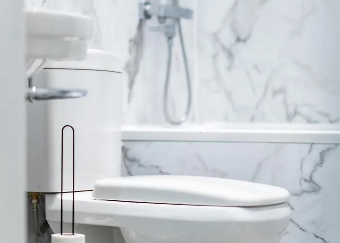 3br Next To Stadium Near Airport Sleeps 7 *