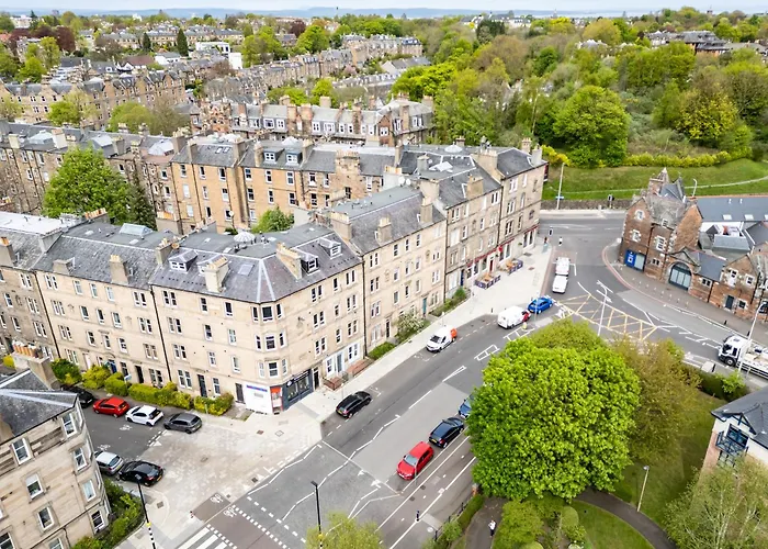 3br Next To Stadium Near Airport Sleeps 7 דירה *