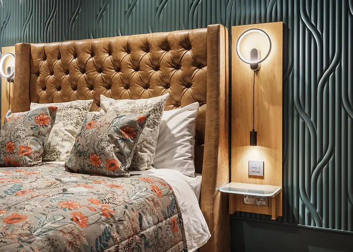 Bonnie - Smart Boutique - Haymarket 4*