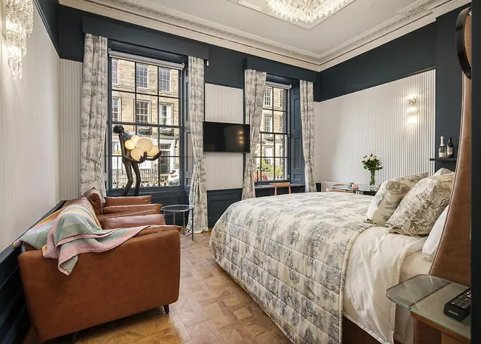 Bonnie - Smart Boutique - Haymarket 4*